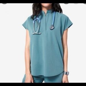 Figs scrub top XS! Hydro green (a teal-ish color that’s no longer being sold).